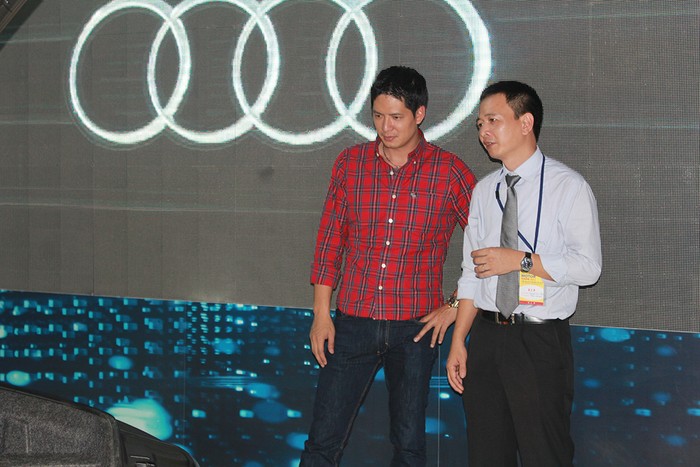 Bình Minh rất chăm chú nghe người đại diện của Audi giới thiệu về siêu xe của hãng.